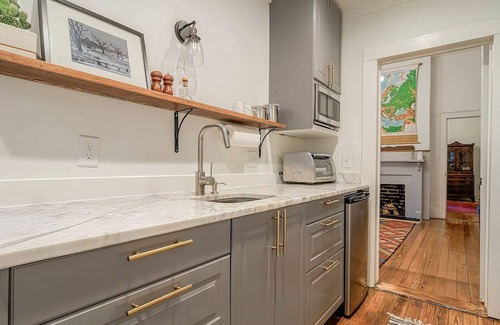 Earlewood Apartment | 1217 - Right Side · Queen Anne Victorian - Traveler's Apartment