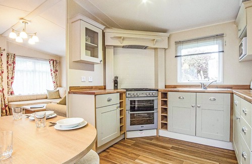 Upper Sapey House | 12ft-wide caravan with one double with en suite W.