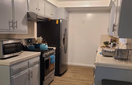 Bellflower House | 13.5 Miles to Disneyland! Family sized townhome in a quiet community.