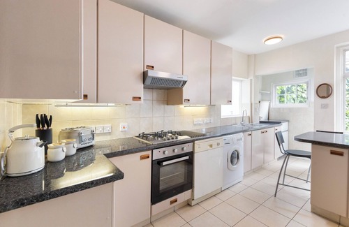 Golders Green House | 13-Bed London Gem, Opposite Tube perfect for groups and families
