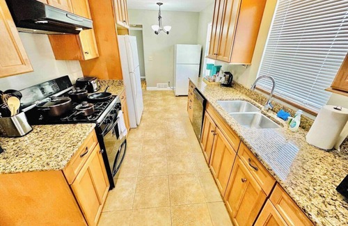 West University House | 13 Beds/7 TVs/Sleeps19/W2 AC