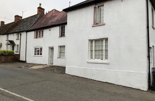 Shrewton House | 13 Guest Rooms 1602 Public House House Daily Cleaning House keeper