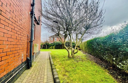 Prestwich House | 13 Guests - Free Parking - Manchester House