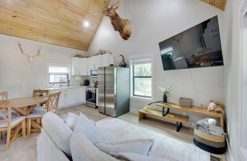 Palestine Cabin | 13 Mi to Dtwn Palestine: Modern Cabin w/Fire Pit