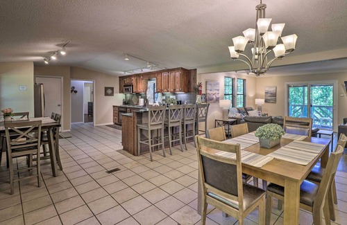 Royal House | 13 Mi to Hot Springs: Serene Royal Home w/Deck!
