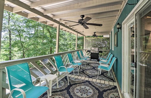 Royal House | 13 Mi to Hot Springs Serene Royal Home with Deck!