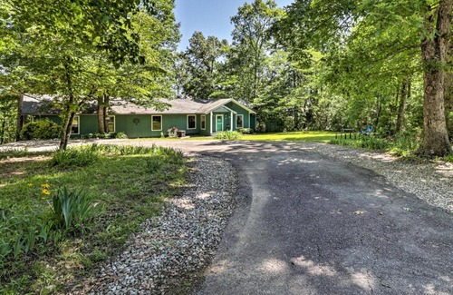 Royal House | 13 Mi to Hot Springs Serene Royal Home with Deck!