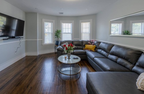Norwood Apartment | 1322-Lovely 3 bedrooms unit with free parking
