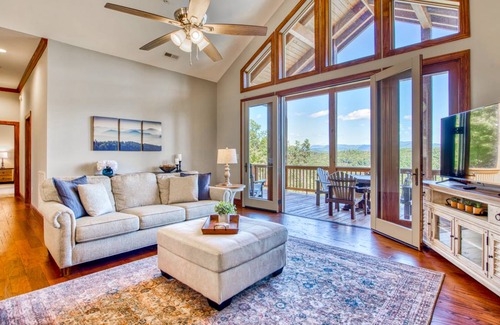 Whittier Condo | 138 m² Condo ∙ 2 bedrooms ∙ 5 guests