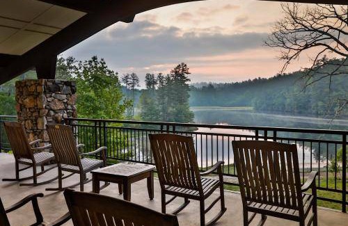 Hendersonville Hotel | 139 m² Hotel ∙ 16 guests