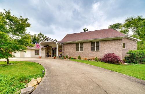 Highview House | 14 Mi to Dtwn Louisville Holiday Vacation Home!
