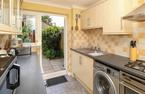 Netley Cottage | 14 SHORWELL, pet friendly, with a garden in Netley Abbey