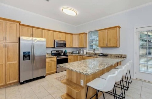 Springfield Apartment | 1413- Arenas 1 Mile, Entertaining Kitchen, Fenced Yard, Pets OK, Sleeps 10