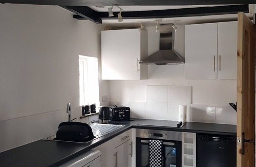 Newent Apartment | 14th Century 4 Bed Flat oozing Character