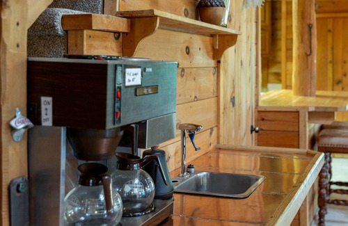 Harrisonville Cabin | 15 Bedroom, Hot tub, Put Put, Pond, Pool Table
