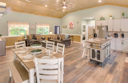 Newport Cabin | 15 Mi to Pigeon River Rafting: Newly Built Cabin!