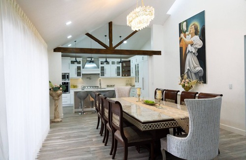 Tumbaco House | 15 min from airport! Luxurious Gated Estate with Mountain Views from the Valley.