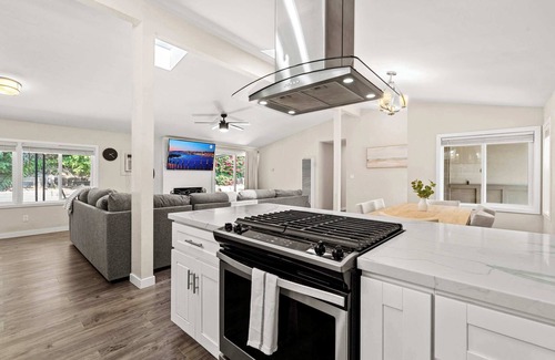 Serra Mesa House | 15 Min to Beach and Zoo! | Private Yard w/Hot Tub