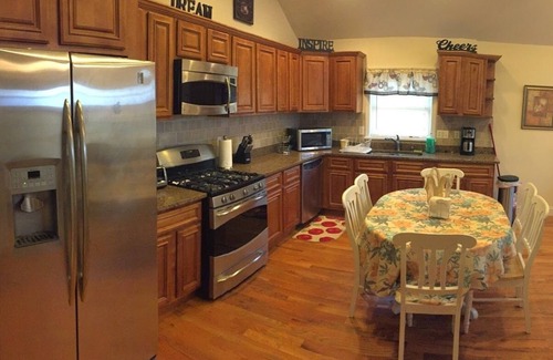 Paterson Apartment | 15 mins away from NYC & American Dream Mall. 3 BR -2 Baths. Free Washer & Dryer