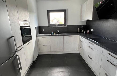 Eichenkirnberg Apartment | 15 Minuten vom Freizeitpark und Seen Entfernt. Ferienwohnung in Ruhiger Lage