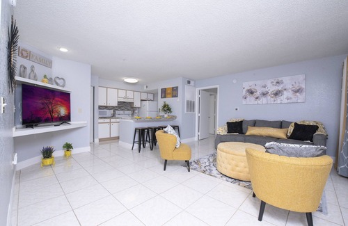 Kissimmee Condo | 15 minutes to the theme park! Family-sized condo see it for your self