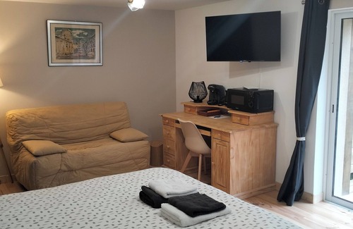 Saint-Junien Bed & Breakfast | 15 mns from the martyred village of Oradour, independent guest rooms in a quiet location.