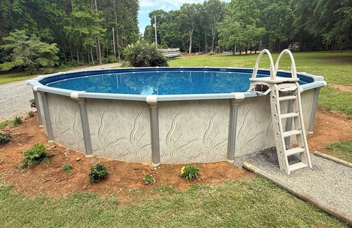 Southmont House | 15 PRIVATE ACRES ! WATERFRONT, SWIMMING POOL ! HOT TUB ! PETS WELCOME TOO !