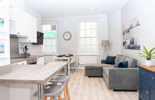 Cheltenham Apartment | 150 m² Apartment ∙ 6 bedrooms ∙ 8 guests