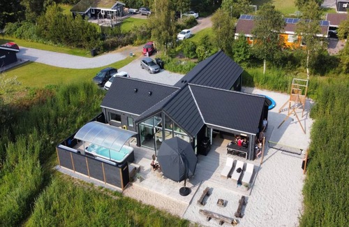 Strandby House | 150 m² House ∙ 1 bedroom ∙ 12 guests