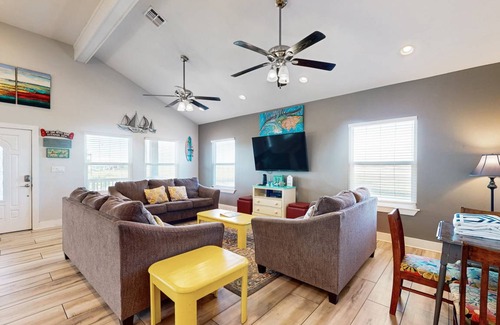 Leeward Sands House | 153 m² House ∙ 3 bedrooms ∙ 10 guests