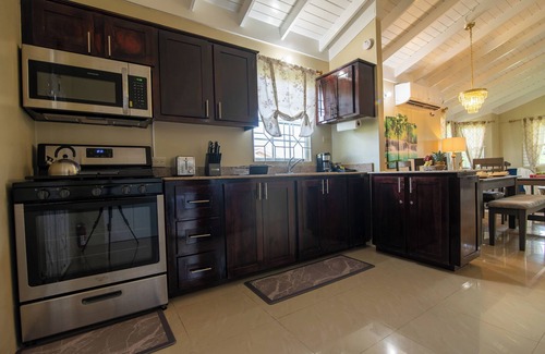 St. Ann's Bay House | 15min to Ocho Rios-Family sized 2Bed/2Bath-Pool-BBQ Grill-Gated Complex-100Mbps