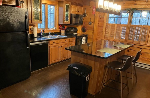 Albrightsville Cabin | 15min to Ski , Log Cabin, Brand New Indoor Hot Tub, Resort Amenities