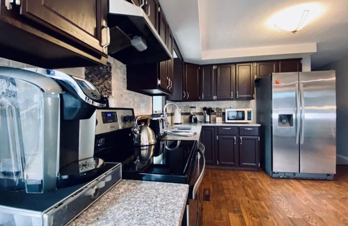 Southington House | #16 *A COZY GETAWAY* 4BED/3BATH HOME W/FIRE PIT