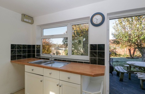 Lydney House | 16 DEAN COURT, pet friendly, character holiday cottage in Lydney