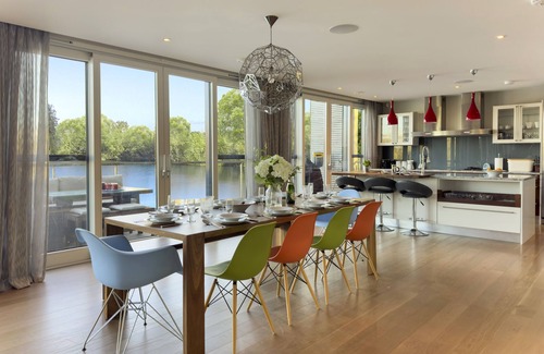 Lechlade House | 16 Huntsman Lake, Lakes by Yoo, 4 bed/sleeps 8 +3 kids, roof top/Spa/pool