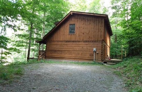 Wolf Laurel Cabin | 167 m² Cabin ∙ 3 bedrooms ∙ 8 guests