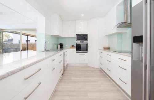 Caves Beach Villa | 167 m² Villa ∙ 4 bedrooms ∙ 8 guests