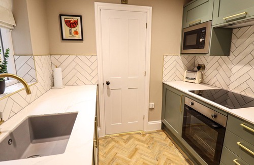 Lincoln Cottage | 17 UNION ROAD BASEMENT, romantic, with a garden in Lincoln