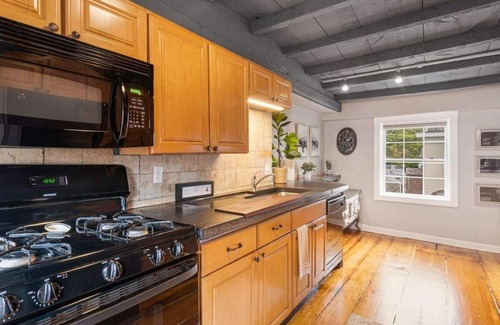Salem Condo | *1710 Halloween Escape| 2Br House|Downtown+Parking