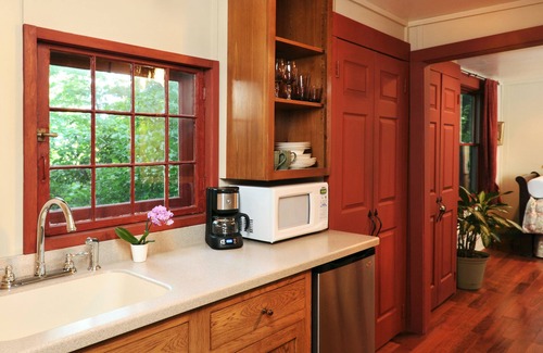 Bristol Hills Bed & Breakfast | 1795 Acorn Inn B&B