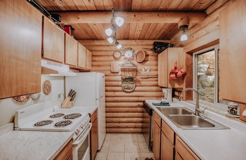 Glacier Cabin | 17MBR - Log Cabin - BBQ - Pets Ok - WiFi - Sleeps 6 by RedAwning