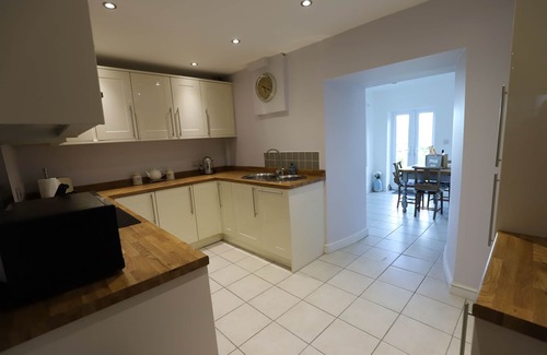 Nantgarw Cottage | 17th Century cottage with mountain views on the outskirts of Cardiff