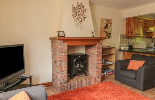 Glengarriff House | 18 DALEWOOD, pet friendly, with a garden in Glengarriff, County Cork