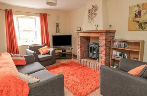 Glengarriff House | 18 DALEWOOD, pet friendly, with a garden in Glengarriff, County Cork