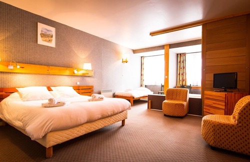 Puy-Saint-Vincent Hotel | 18 Rooms & Shared Living Room at Ski Slopes; Perfect for Families and Groups