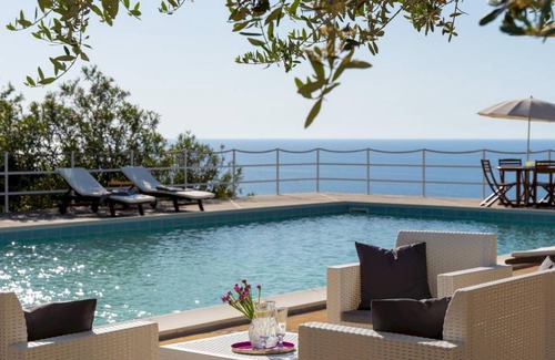 Caronia Villa | 180 m² Villa ∙ 6 bedrooms ∙ 12 guests