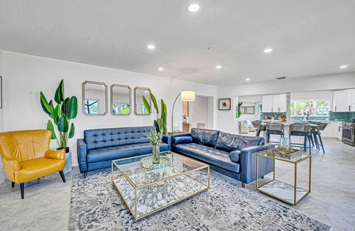 17th Street Causeway House | 180' of Waterfront | Heated Pool | Walk To Beach | Paradise Point Key | RESIDENCES