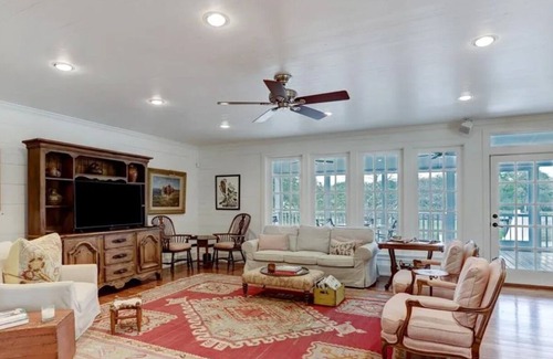 Fayetteville House | 1850's restored farmhouse + guest house 10 min from Round Top Square!