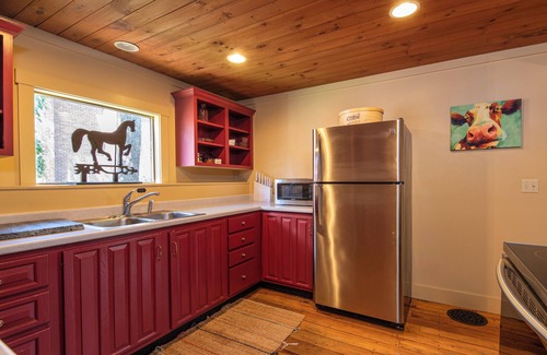 Chester Depot House | 1868 CARRIAGE HOUSE-QUAINT + COZY-LESS THAN 20 MIN TO OKEMO!