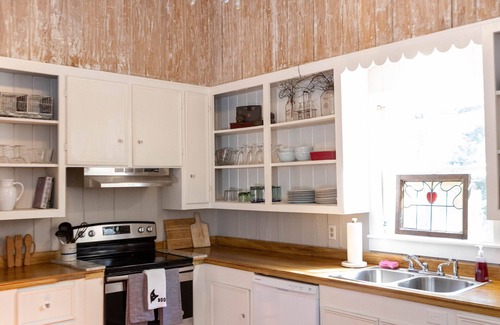 Natchez House | 1880's Cozy Cottage, close to Historical Downtown. Sleeps up to 6n3B3B-pets OK